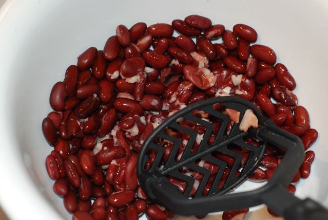 Mahing kidney beans in a large bowl
