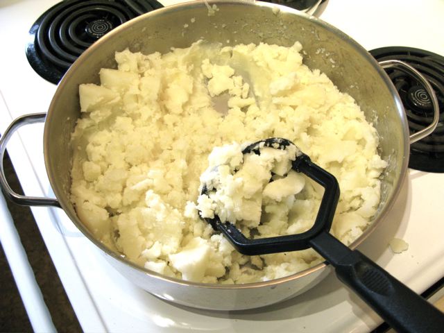 Mash the potatoes in the cooking pot