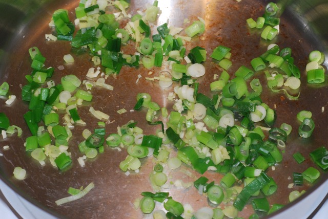 Cook the green onion, garlic and ginger