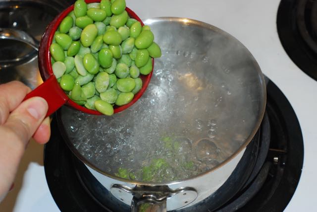Adding edamame to boiling water