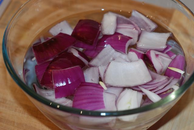 Soaking red onion in cold water