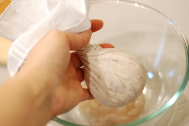 Twist the poatoes in the cloth and squeeze out all the water
