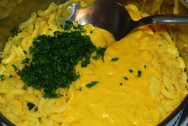 Mac and Cheez (AKA Butternut Squash Sauce) / Gluten-Free, Oil-Free, Vegan--add the minced parsley and sauce to the cooked pasta in to pot