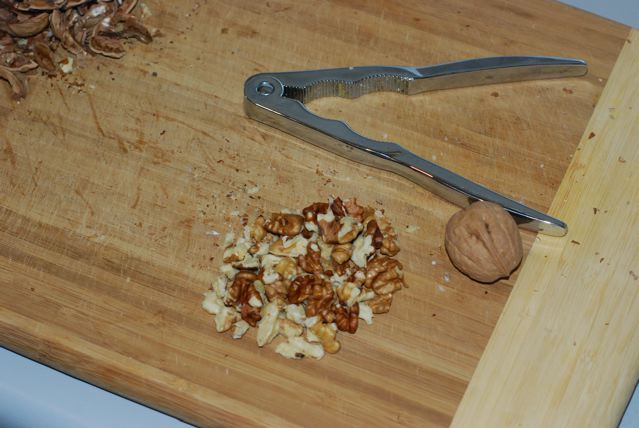 Shelled walnut pieces