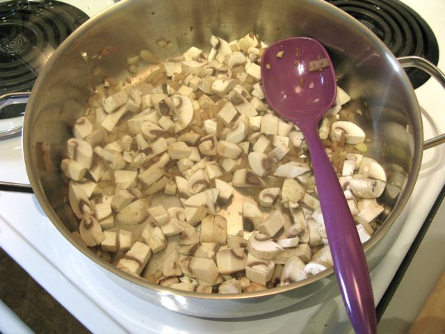 Cooking the onion, garlic and musshrooms